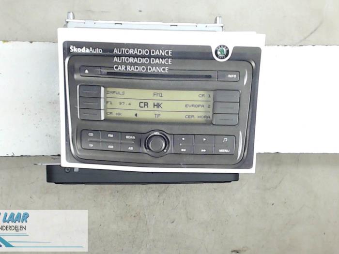 Radio CD player from a Skoda Fabia II (5J) 1.4i 16V 2007