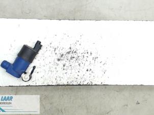 Usados Bomba de limpiaparabrisas delante Renault Clio III (BR/CR) 1.5 dCi 85 Precio € 15,00 Norma de margen ofrecido por Autodemontage van de Laar