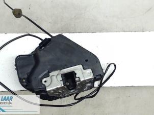 Używane Mechanizm blokady drzwi prawych tylnych wersja 4-drzwiowa Mercedes C Combi (S203) 2.0 C-180 16V Cena € 40,00 Procedura marży oferowane przez Autodemontage van de Laar