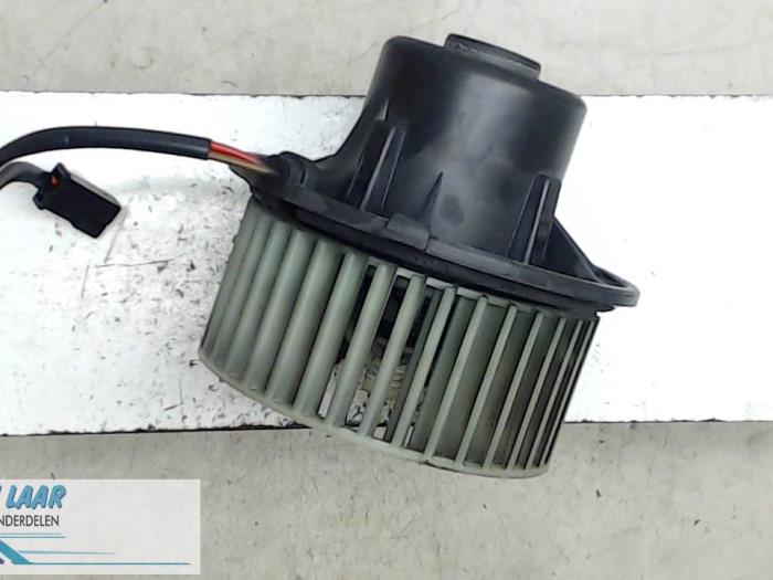 Heating and ventilation fan motor from a Audi 80 (B4) 1.6 E/S 1992