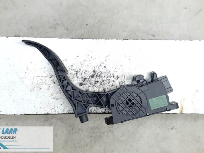 Accelerator pedal from a Skoda Fabia II Combi 1.2i 12V 2008