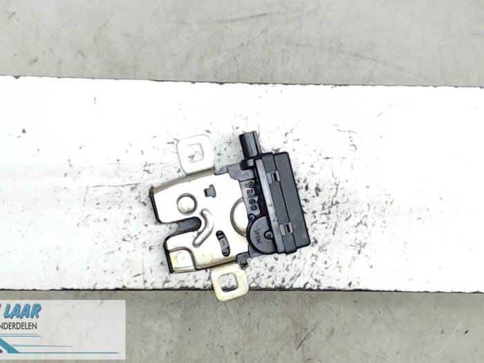 Tailgate lock mechanism from a MINI Mini One/Cooper (R50) 1.6 16V One 2002