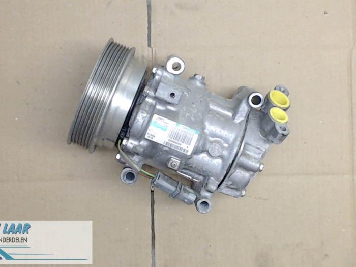 Air conditioning pump from a Nissan NV 200 (M20M)  2016