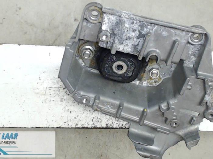 Used Engine mount Nissan NV 200 (M20M) Price € 35,00 Margin scheme offered by Autodemontage van de Laar