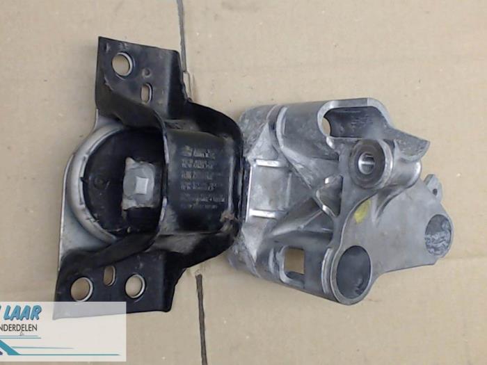Used Engine mount Nissan NV 200 (M20M) Price € 50,00 Margin scheme offered by Autodemontage van de Laar