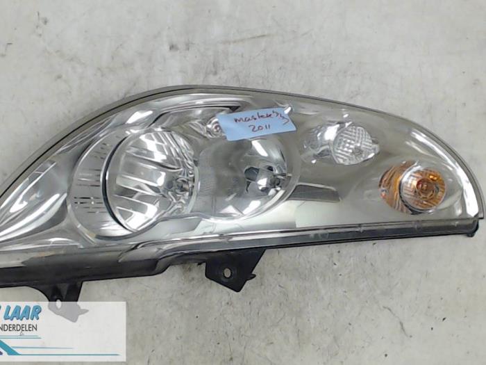 Headlight, right from a Renault Master 2011
