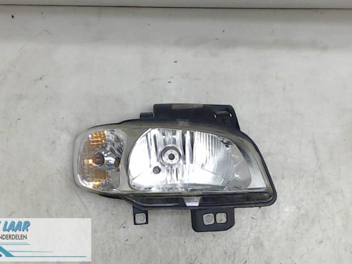 Używane Reflektor prawy Seat Cordoba (6C2/6K2) 1.4 16V Cena € 40,00 Procedura marży oferowane przez Autodemontage van de Laar