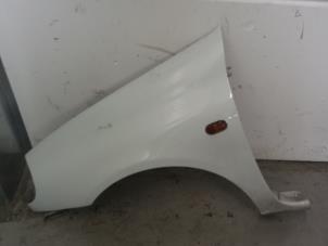 Used Front wing, left Renault Clio II Societe (SB) 1.9D Price € 35,00 Margin scheme offered by Autodemontage van de Laar