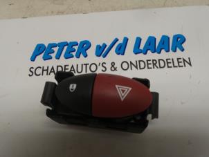 Gebrauchte Panikbeleuchtung Schalter Renault Master IV (MA/MB/MC/MD/MH/MF/MG/MH) 2.3 dCi 16V Preis € 20,00 Margenregelung angeboten von Autodemontage van de Laar