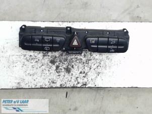 Usados Interruptor Mercedes C Combi (S203) 2.2 C-200 CDI 16V Precio € 50,00 Norma de margen ofrecido por Autodemontage van de Laar