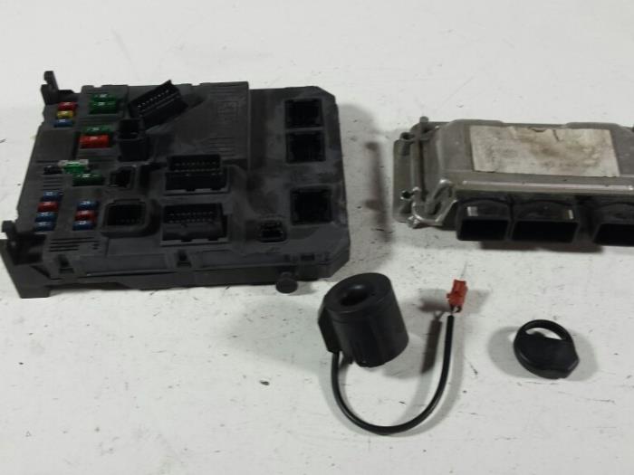 Engine management computer Peugeot 206 CC 1.6 16V 0261207477 NFU