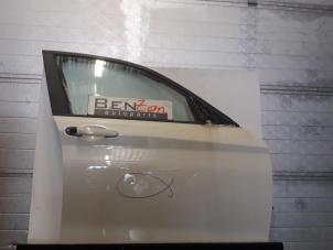 Używane Szyba drzwi prawych przednich wersja 4-drzwiowa BMW 1-Serie Cena na żądanie oferowane przez Benzon Autodemontage