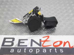 Used Rear seatbelt, left Renault Clio Price on request offered by Benzon Autodemontage