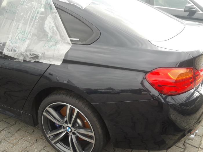 Panel lateral izquierda detrás de un BMW 4-Serie 2016