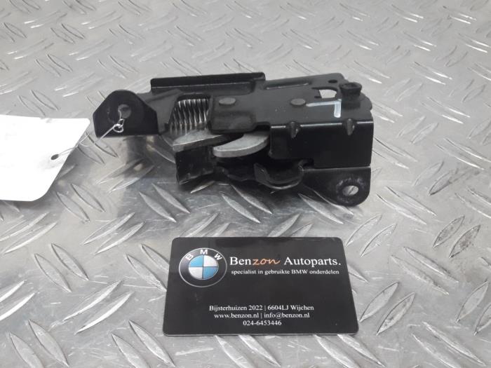 Mecanismo de cerradura de capó de un BMW 1-Serie 2014