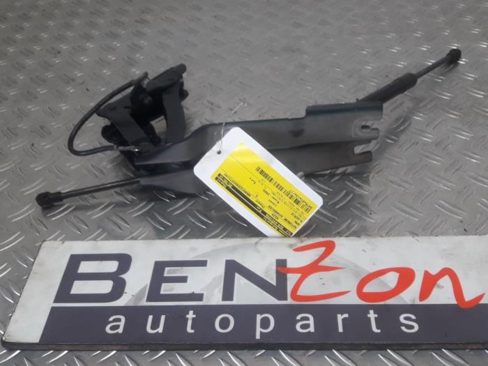 Bonnet Hinge from a BMW 5-Serie 2008