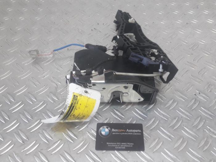 Serrure portière mécanique 4portes avant gauche d'un BMW 3-Serie 2014