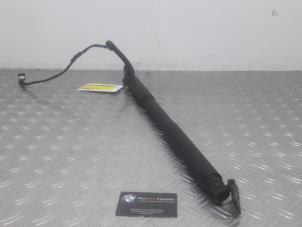 Used Rear gas strut, left BMW 3-Serie Price on request offered by Benzon Autodemontage