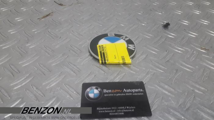 Używane Emblemat BMW 1-Serie Cena na żądanie oferowane przez Benzon Autodemontage