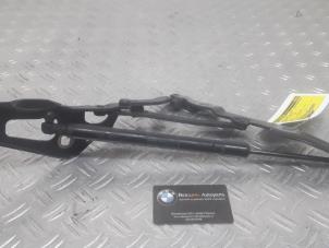 Used Tailgate hinge BMW 3-Serie Price on request offered by Benzon Autodemontage