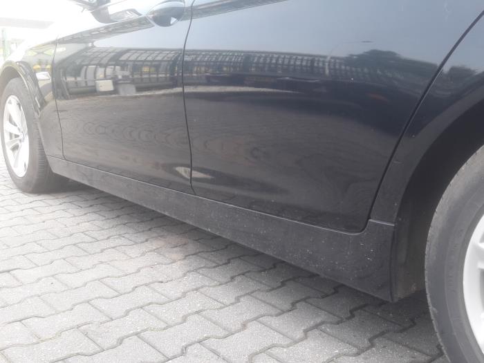 Side skirt, left from a BMW 5-Serie 2011