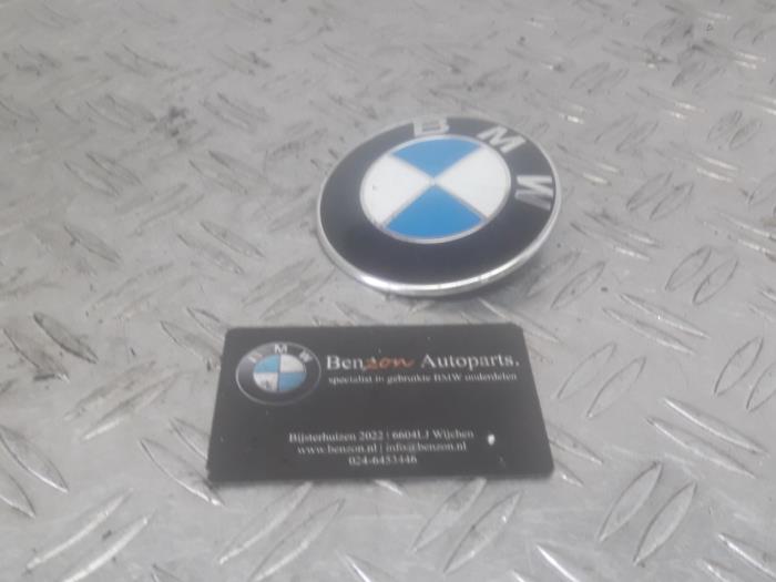 Emblema de un BMW 3-Serie 2008