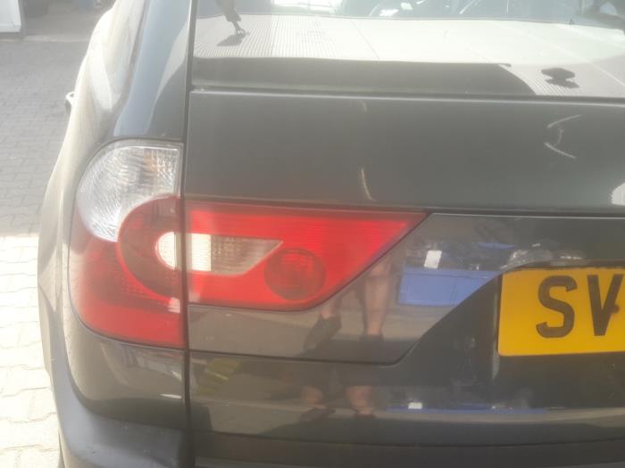 Rücklicht links van een BMW X3 2004