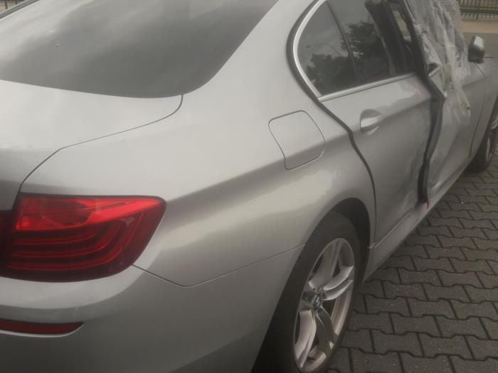 Panel lateral derecha detrás de un BMW 5-Serie 2013