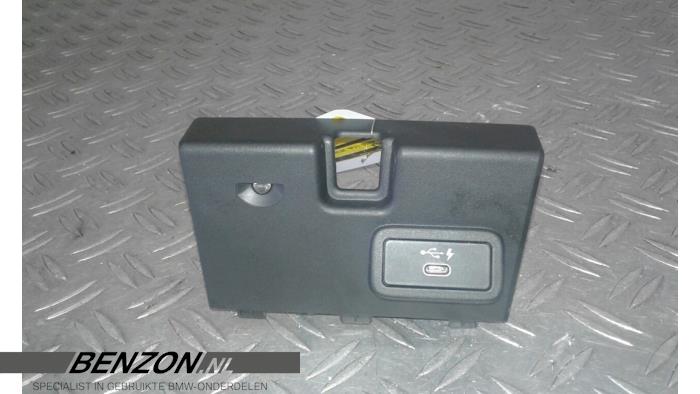 Używane Modul USB BMW 3 serie (G20) 320d 2.0 TwinPower Turbo 16V Cena na żądanie oferowane przez Benzon Autodemontage