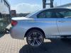 Panel lateral derecha detrás de un BMW M4 2015