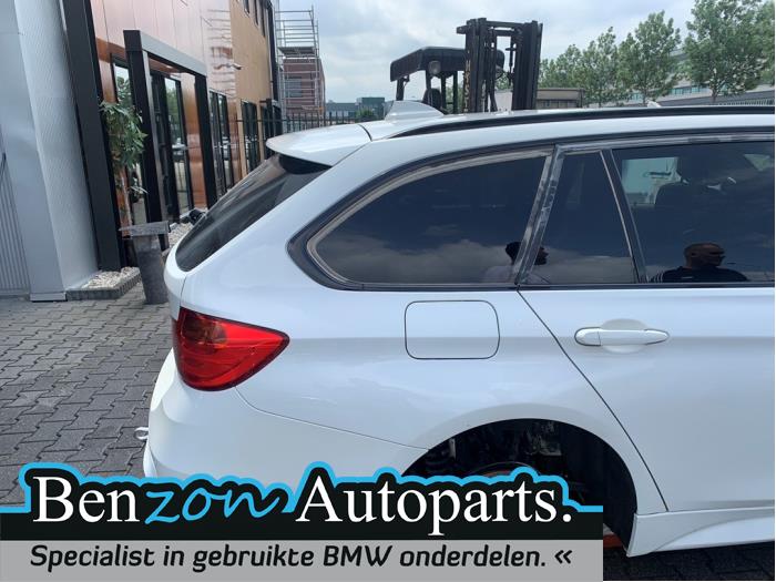 Panel lateral derecha detrás de un BMW 3 serie Touring (F31)  2014