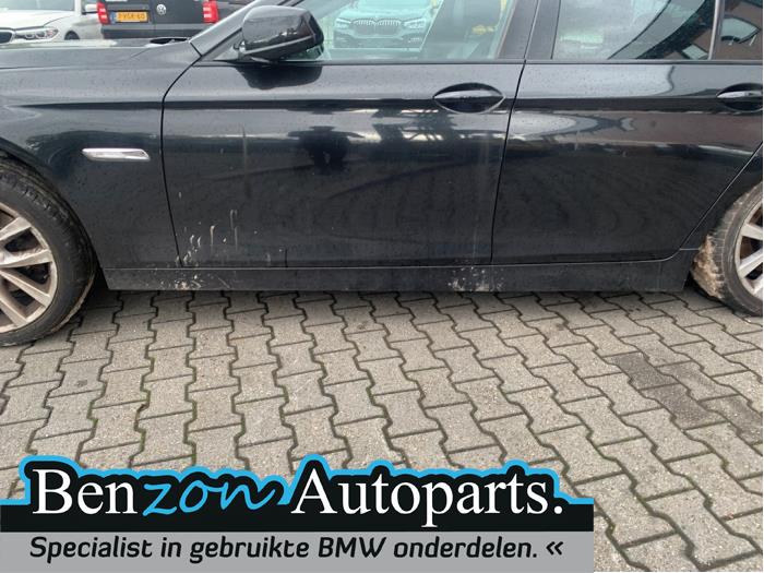 Side skirt, left from a BMW 5 serie Touring (F11) 520d 16V 2011