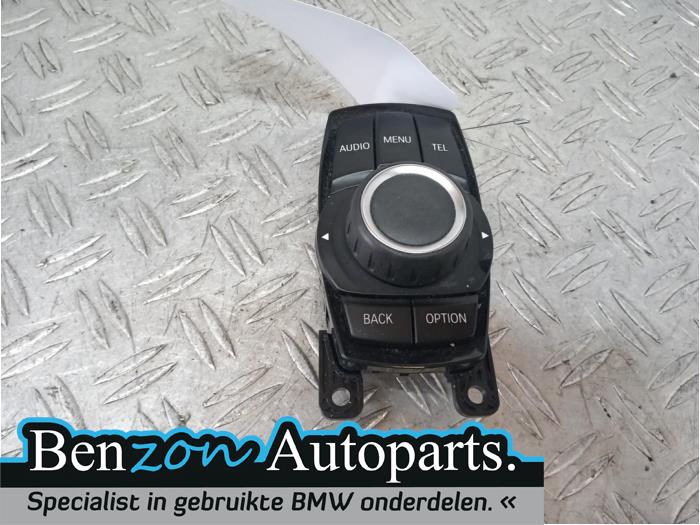Panneau commande radio d'un BMW 3 serie (F30) 320d 2.0 16V EfficientDynamicsEdition 2013
