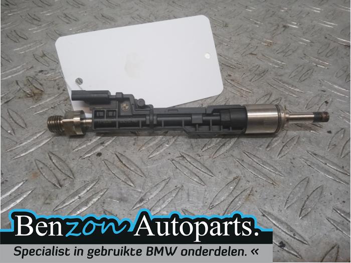 Injector (petrol injection) from a BMW 5-Serie 2013