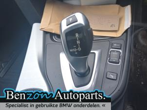 Używane Dzwignia zmiany biegów BMW 3 serie (F30) 320i 2.0 16V Cena na żądanie oferowane przez Benzon Autodemontage