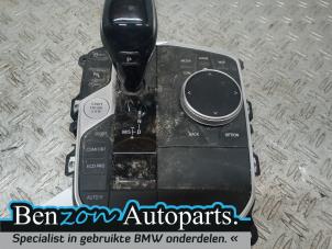 Używane Dzwignia zmiany biegów BMW 1 serie (F40) 118i 1.5 TwinPower 12V Cena na żądanie oferowane przez Benzon Autodemontage