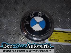 Używane Emblemat BMW 1-Serie Cena na żądanie oferowane przez Benzon Autodemontage