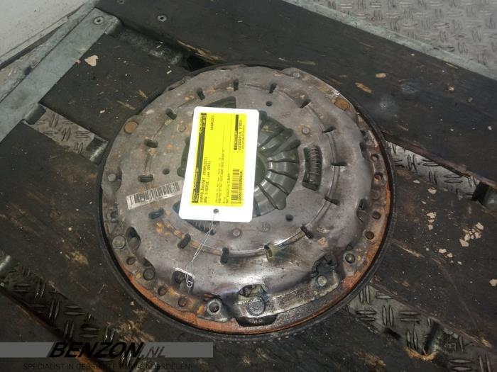 Used Clutch kit (complete) BMW 1 serie (E82) 118d 16V Price on request offered by Benzon Autodemontage