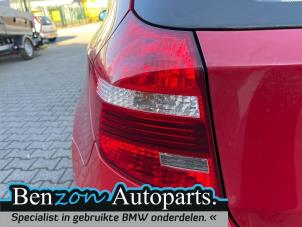 Usados Luz trasera izquierda BMW 1 serie (E81) 116i 1.6 16V Precio € 36,30 IVA incluido ofrecido por Benzon Autodemontage