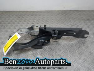 Used Bonnet Hinge BMW 2-Serie Price on request offered by Benzon Autodemontage