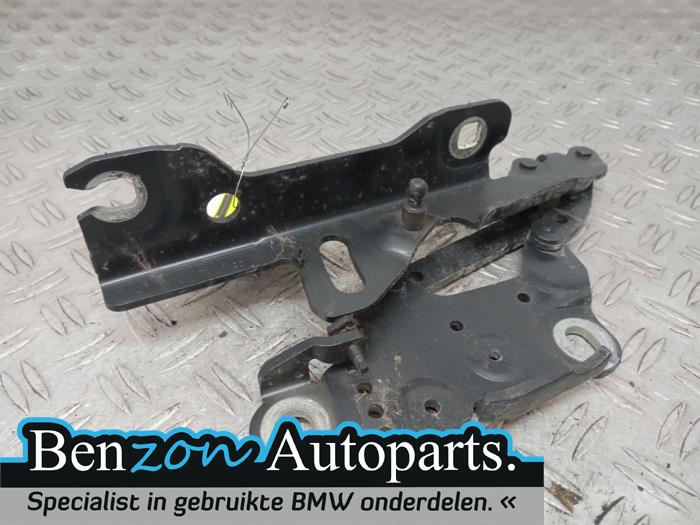 Bonnet Hinge from a BMW 3 serie (F30) 330d xDrive 3.0 24V Performance Power Kit 2017