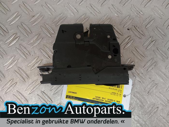 Tailgate lock mechanism from a BMW 3 serie (F30) 328d 2.0 16V 2014