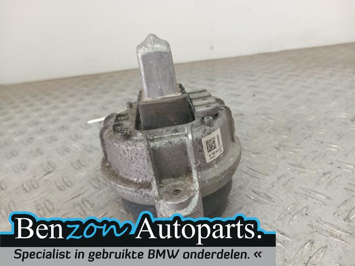 Engine mount from a BMW 5 serie (F10) 520d 16V 2012