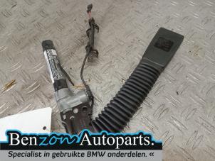 Usados Tensor de cinturón de seguridad izquierda BMW 5 serie (F10) 520d 16V Precio € 90,75 IVA incluido ofrecido por Benzon Autodemontage