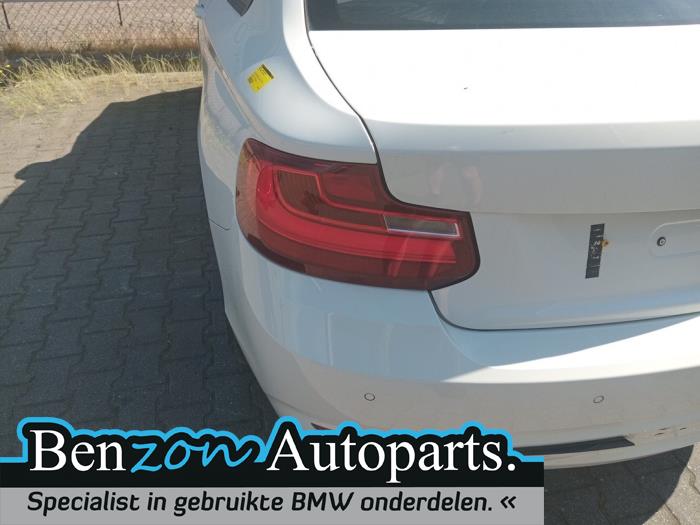 Luz trasera izquierda de un BMW 2 serie (F22) 218i 1.5 TwinPower Turbo 12V 2016