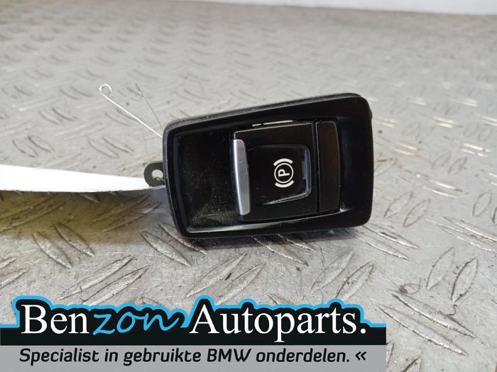 Handbremse Schalter van een BMW 2 serie Gran Tourer (F46) 218d 2.0 TwinPower Turbo 16V 2015