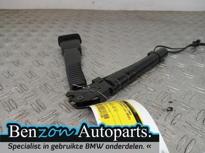 Seatbelt tensioner, left from a BMW 1 serie (F20) 116d 2.0 16V 2013