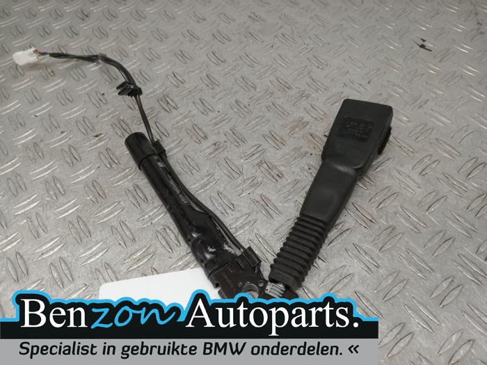 Seatbelt tensioner, left from a BMW 3 serie (F30) 328d 2.0 16V 2015