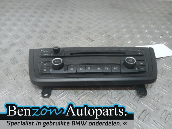 Air conditioning control panel from a BMW 3 serie (F30) 320i xDrive 2.0 16V 2014