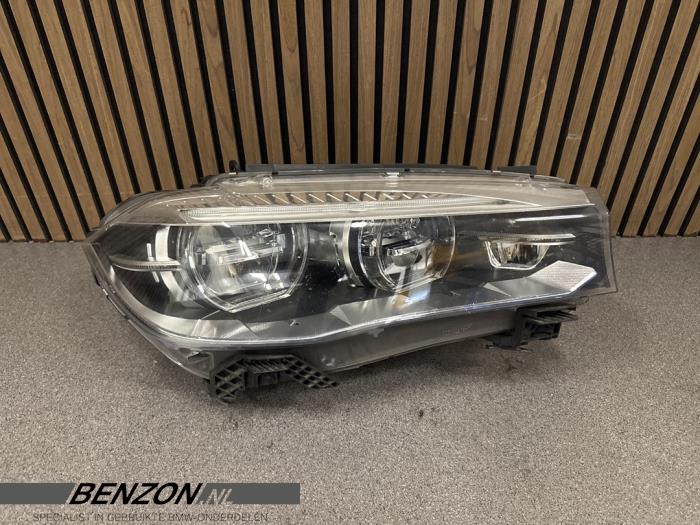 Używane Reflektor prawy BMW X5 (F15) xDrive 40e 2.0 Cena € 749,99 Procedura marży oferowane przez Benzon Autodemontage